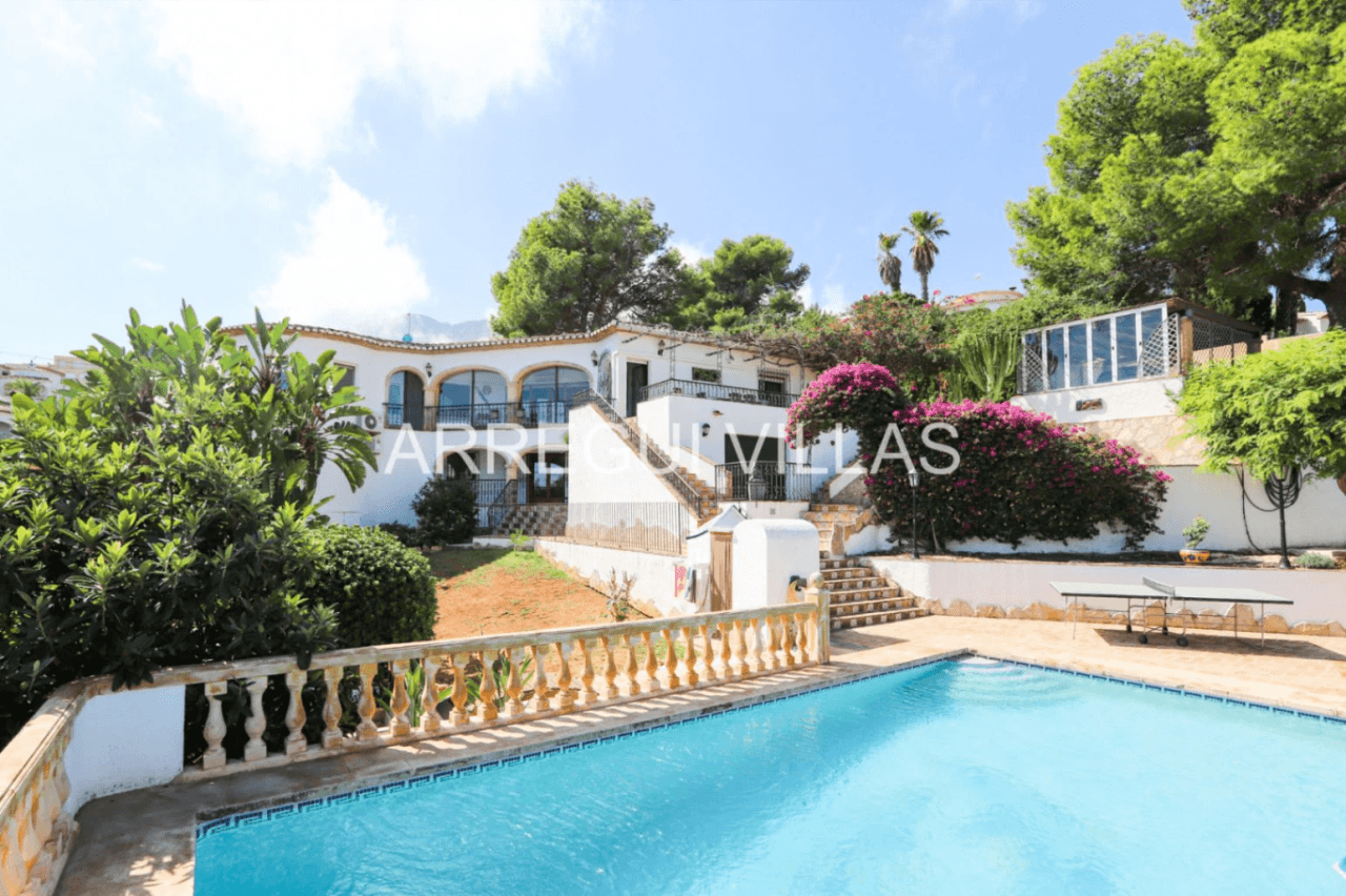 Amplia villa con vistas abiertas en Dénia
