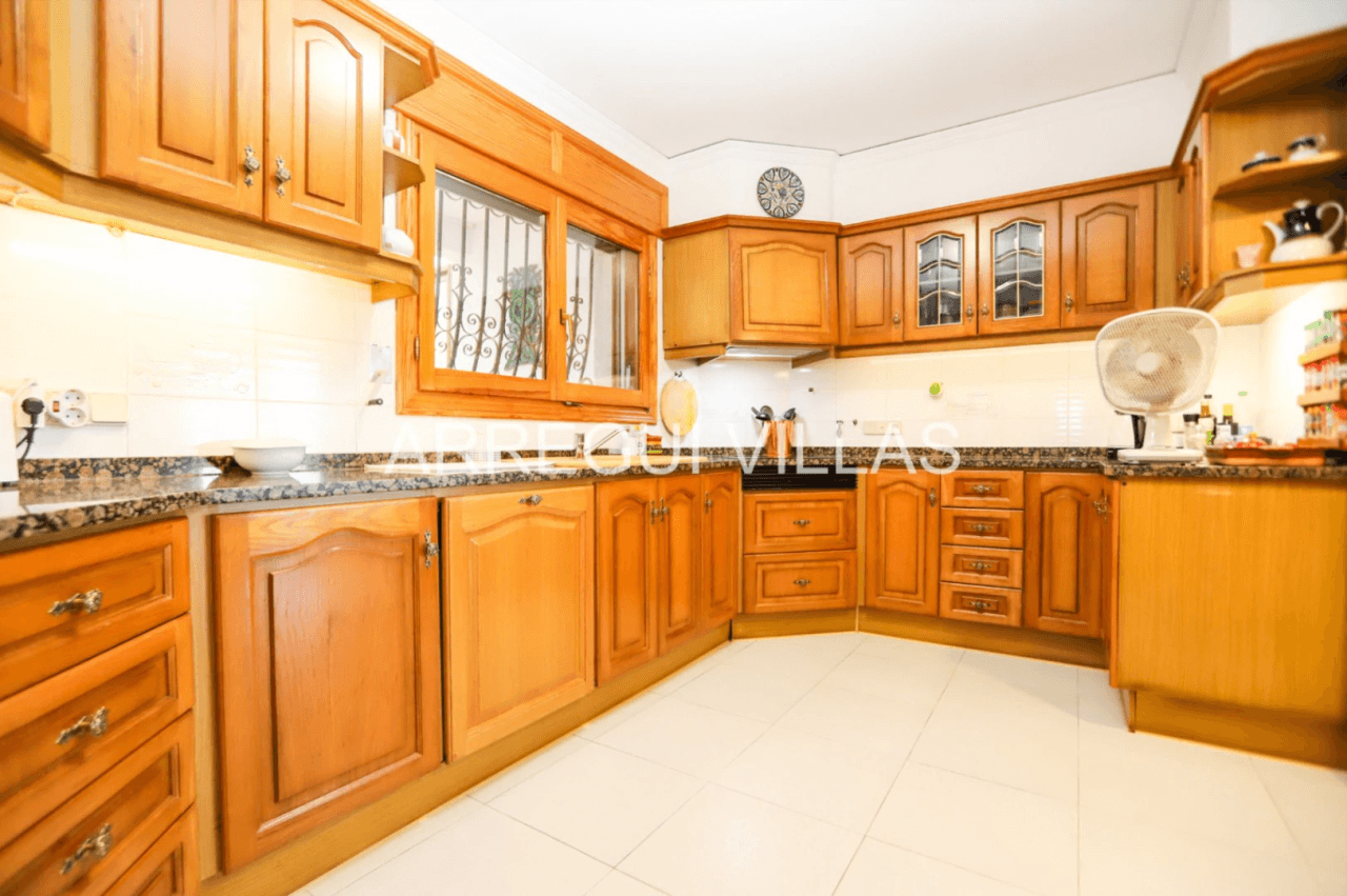 Amplia villa con vistas abiertas en Dénia