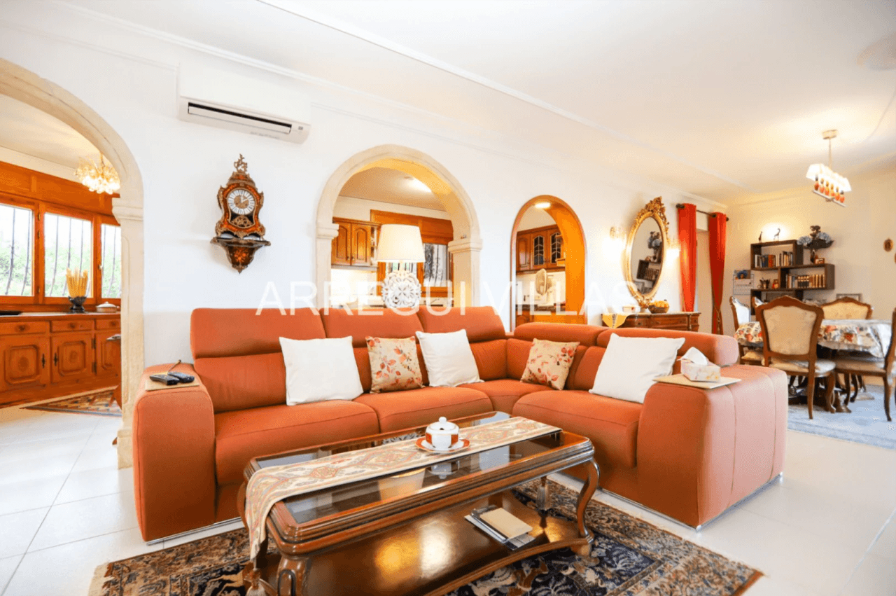 Amplia villa con vistas abiertas en Dénia