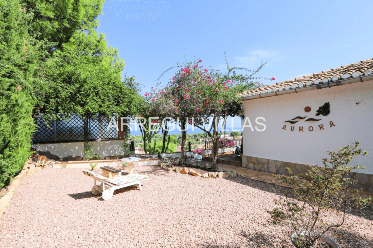 Amplia villa con vistas abiertas en Dénia