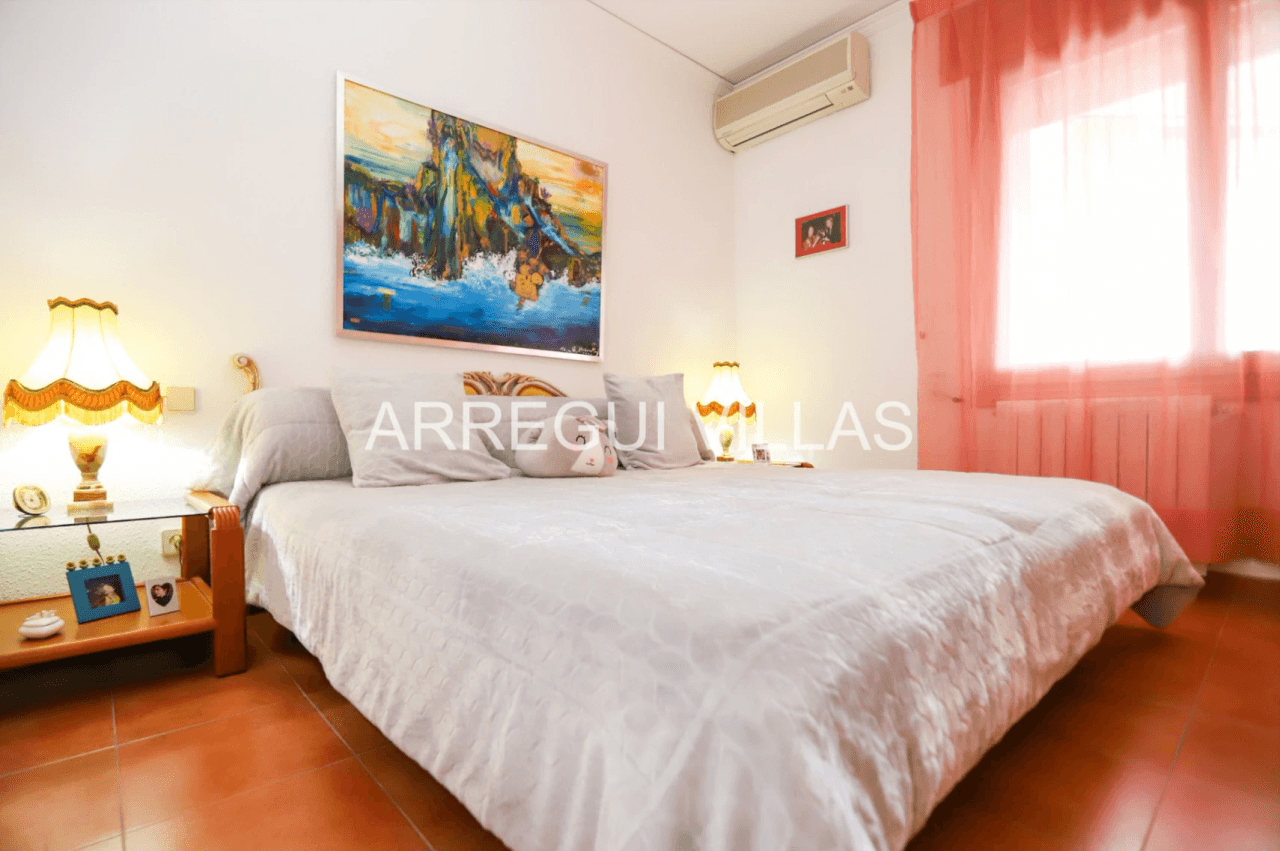 Amplia villa con vistas abiertas en Dénia