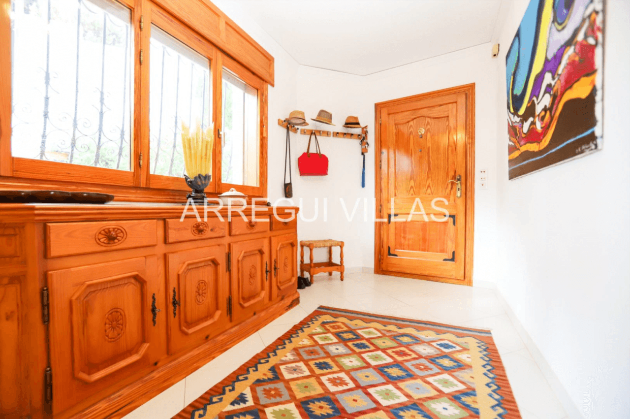 Amplia villa con vistas abiertas en Dénia