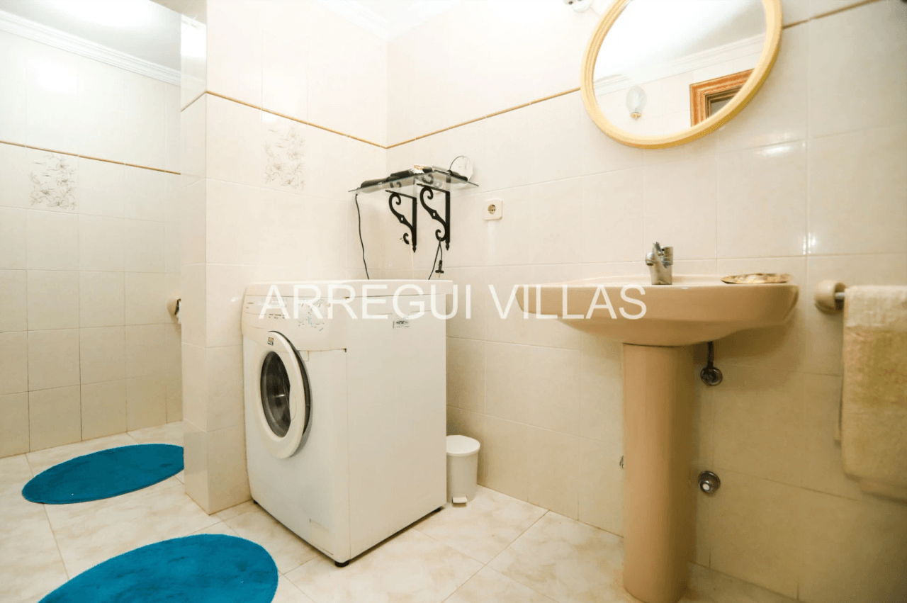 Amplia villa con vistas abiertas en Dénia