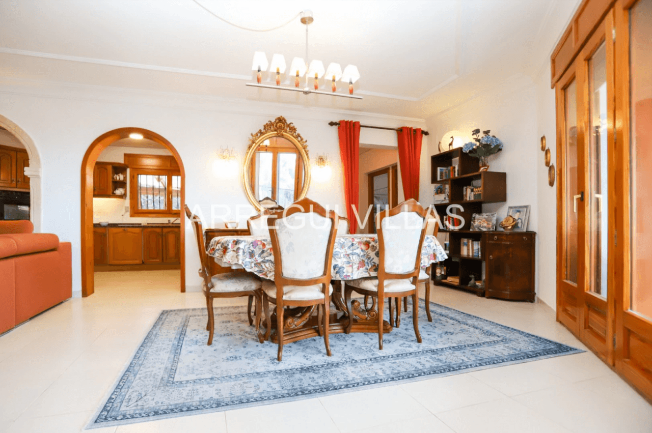 Amplia villa con vistas abiertas en Dénia