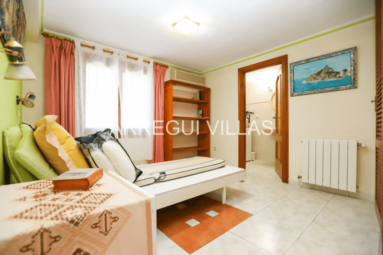 Amplia villa con vistas abiertas en Dénia