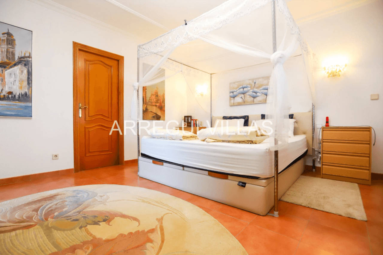 Amplia villa con vistas abiertas en Dénia
