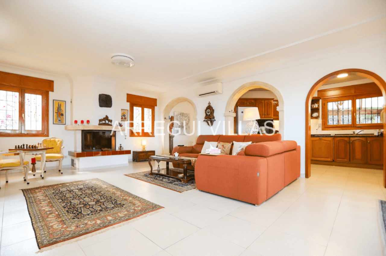 Amplia villa con vistas abiertas en Dénia