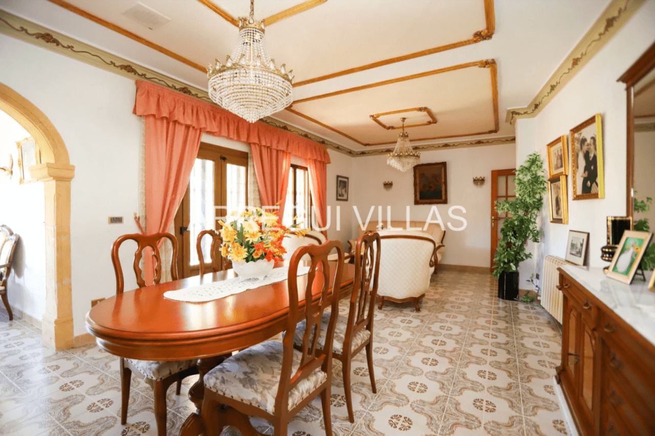 Amplio chalet en venta en Dénia