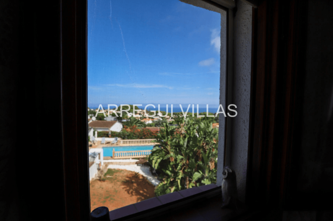 Amplia villa con vistas abiertas en Dénia