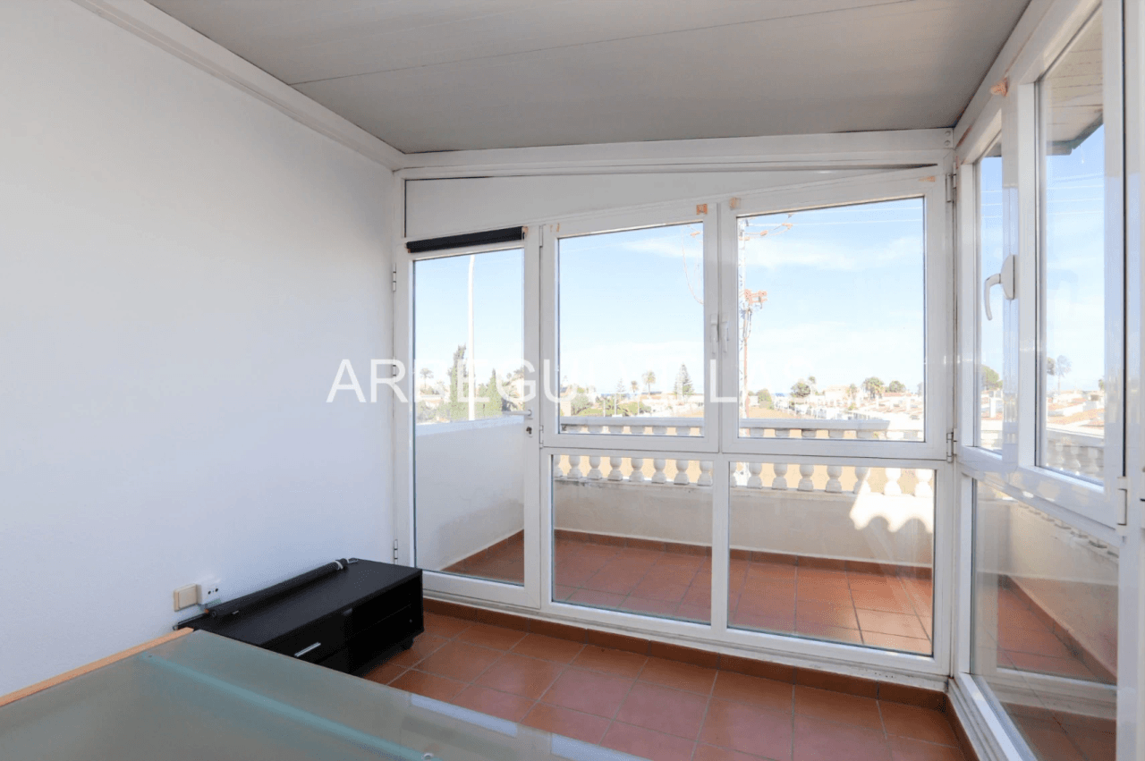 Chalet en venta de 3 dormitorios con piscina en Els Poblets