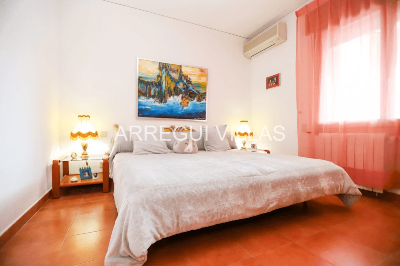 Amplia villa con vistas abiertas en Dénia