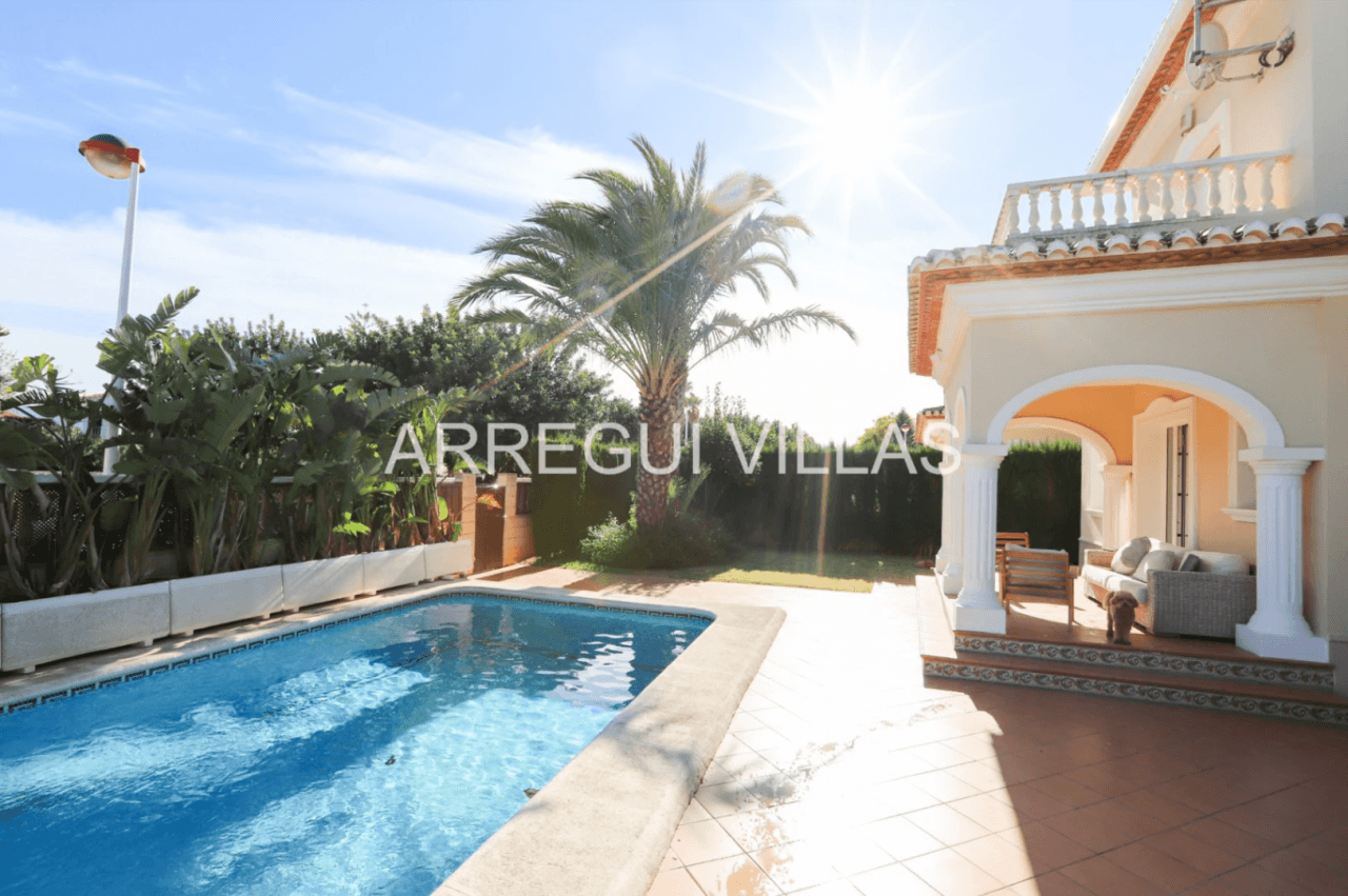 Chalet en venta de 3 dormitorios con piscina en Els Poblets