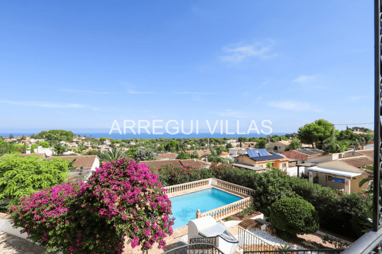 Amplia villa con vistas abiertas en Dénia