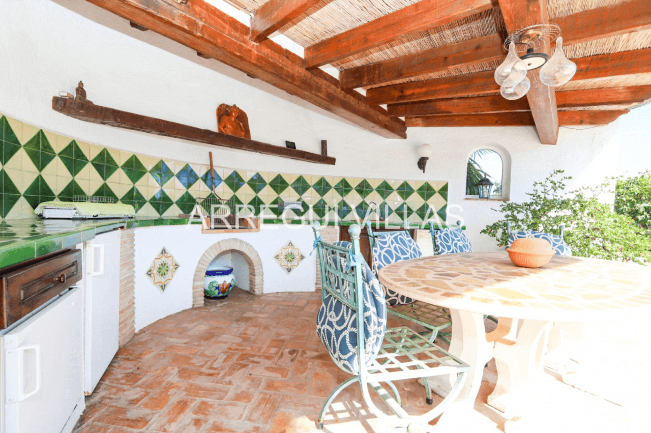 Amplia villa con vistas abiertas en Dénia