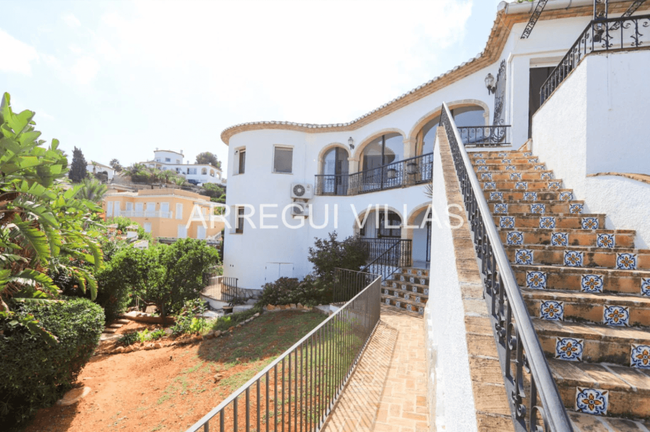 Amplia villa con vistas abiertas en Dénia