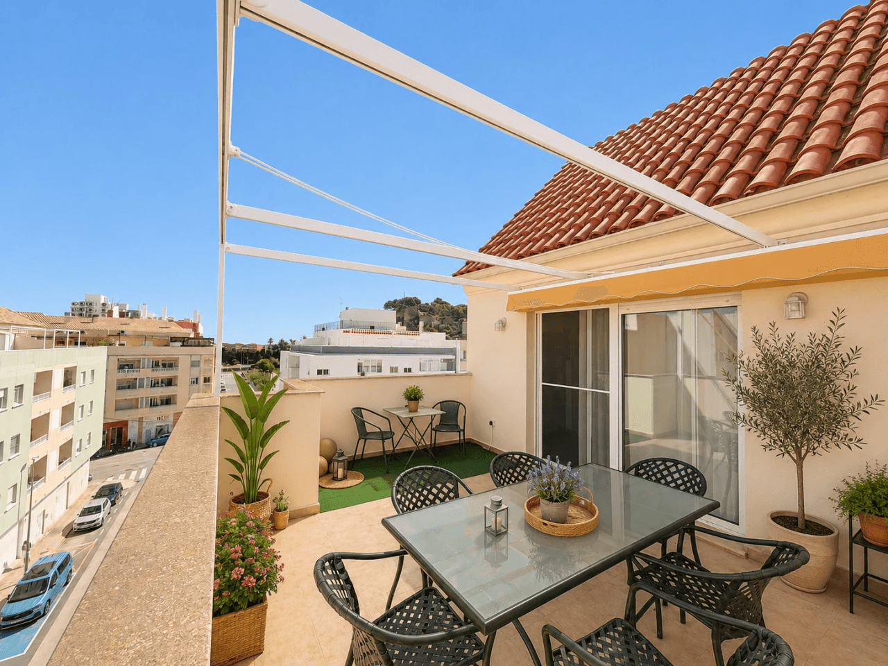 Exclusivo Ático Dúplex en Dénia con Gran Terraza, Vistas al Castillo y Garaje