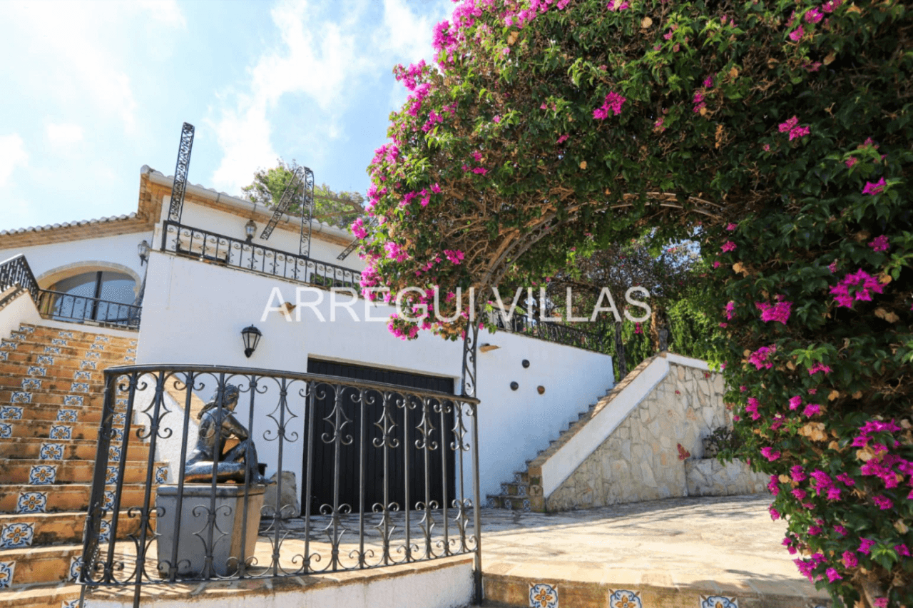 Amplia villa con vistas abiertas en Dénia