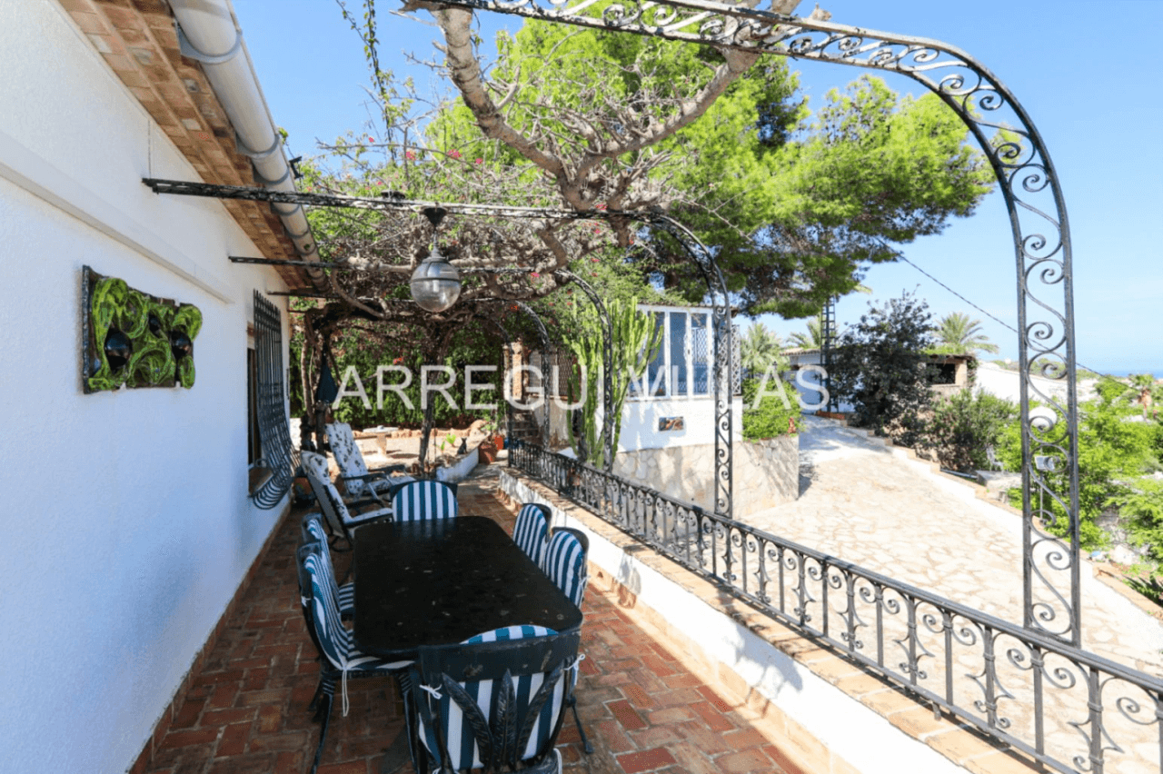 Amplia villa con vistas abiertas en Dénia