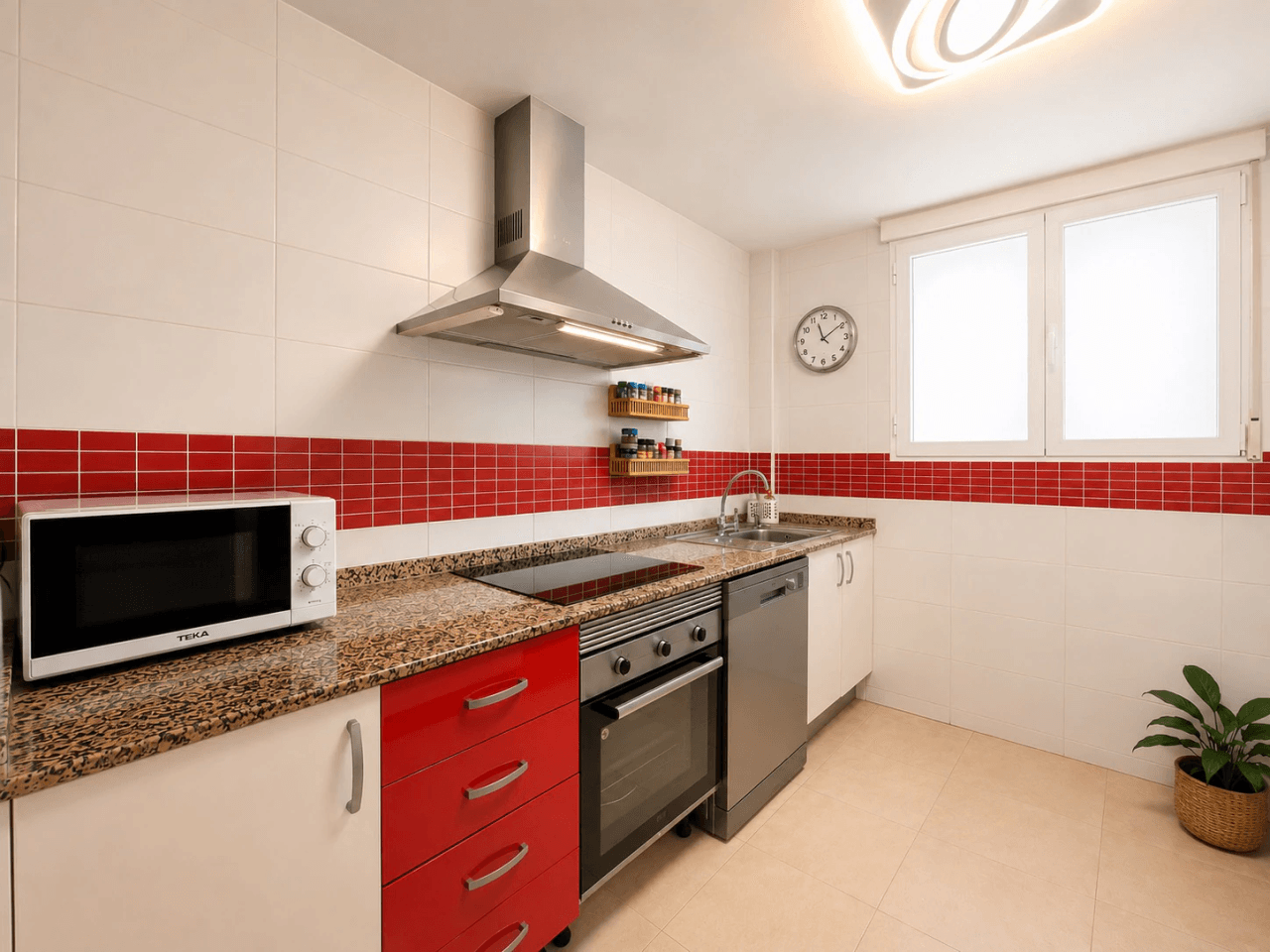 Exclusivo Ático Dúplex en Dénia con Gran Terraza, Vistas al Castillo y Garaje