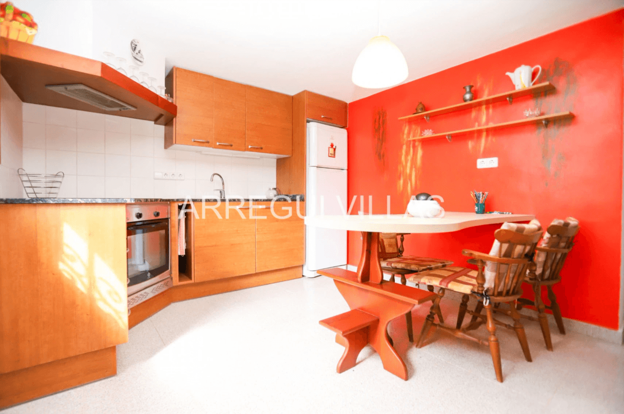 Amplia villa con vistas abiertas en Dénia