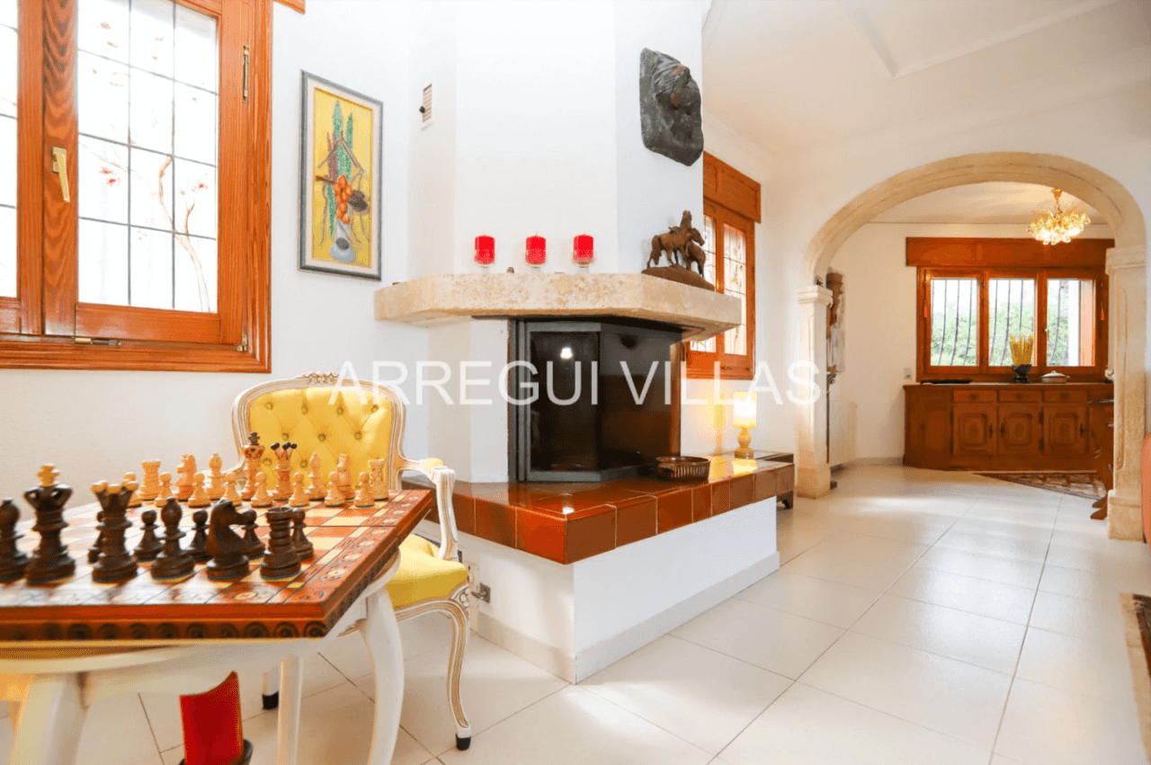 Amplia villa con vistas abiertas en Dénia