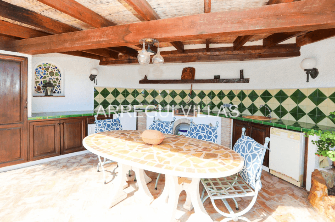 Amplia villa con vistas abiertas en Dénia