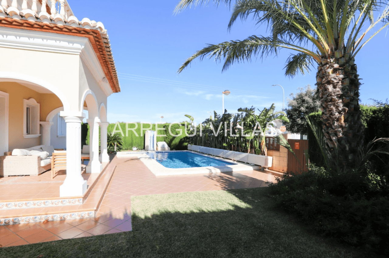 Chalet en venta de 3 dormitorios con piscina en Els Poblets