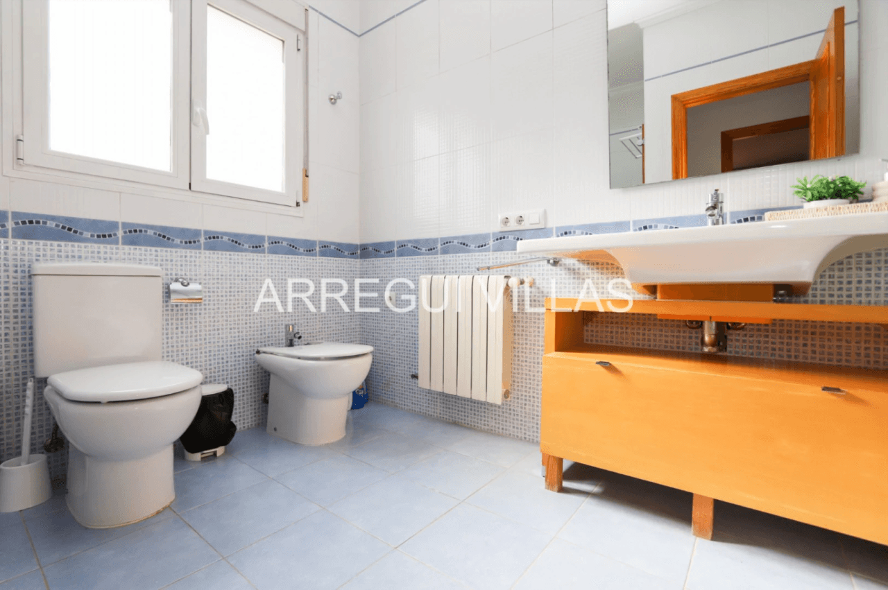 Chalet en venta de 3 dormitorios con piscina en Els Poblets