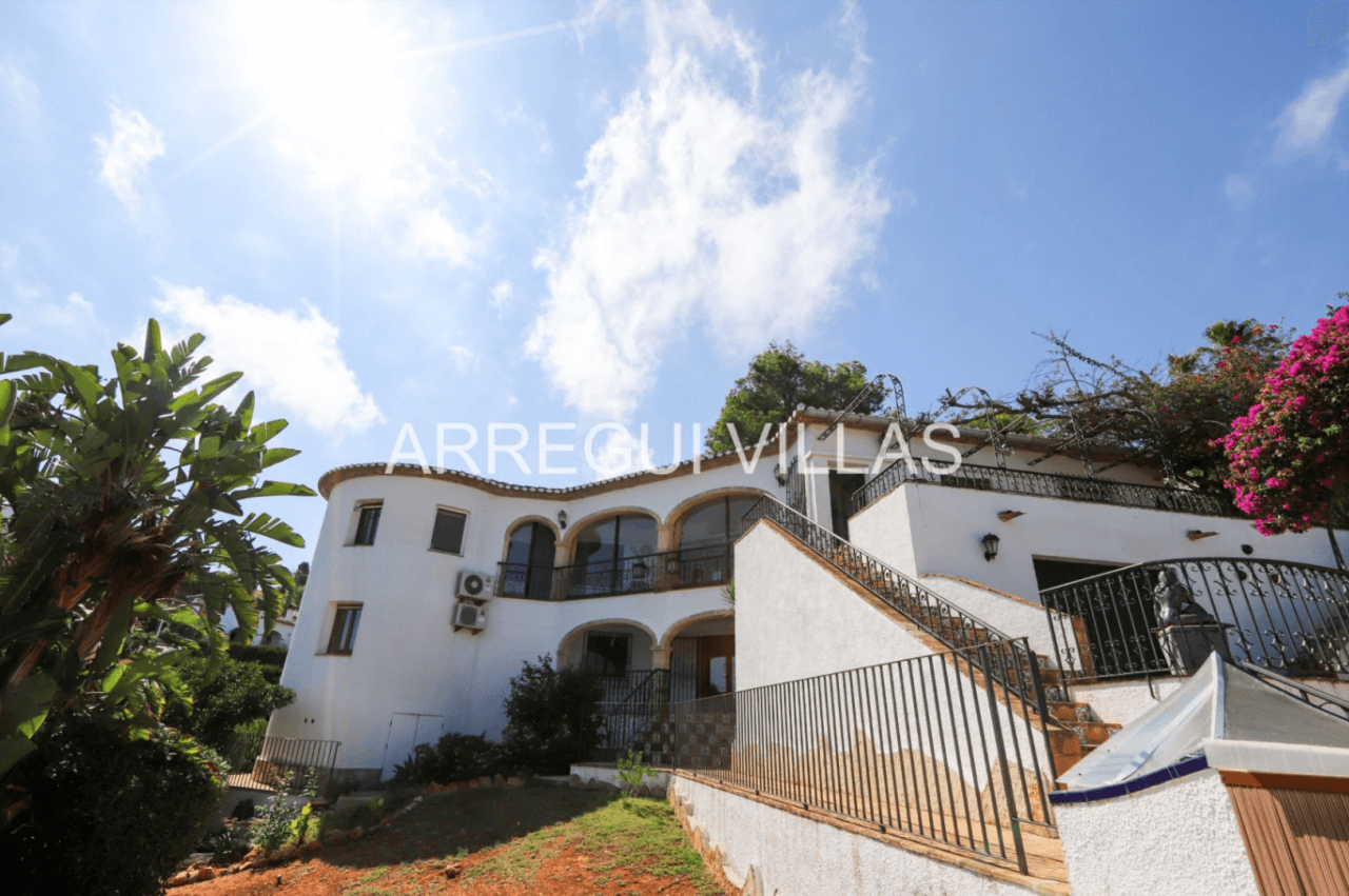 Amplia villa con vistas abiertas en Dénia