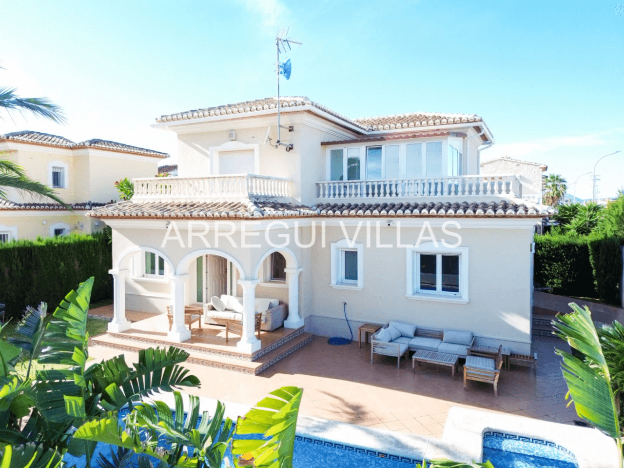 Chalet en venta de 3 dormitorios con piscina en Els Poblets