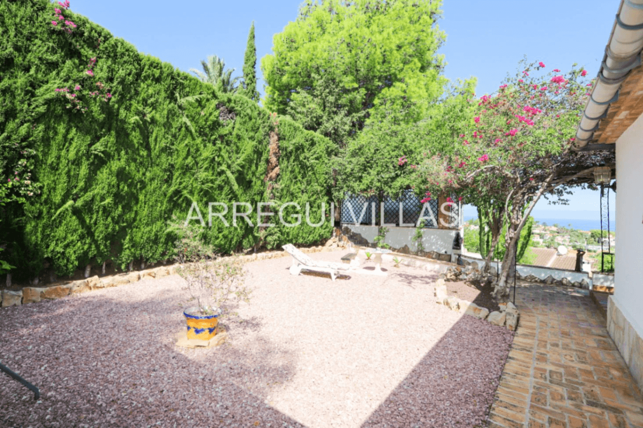 Amplia villa con vistas abiertas en Dénia