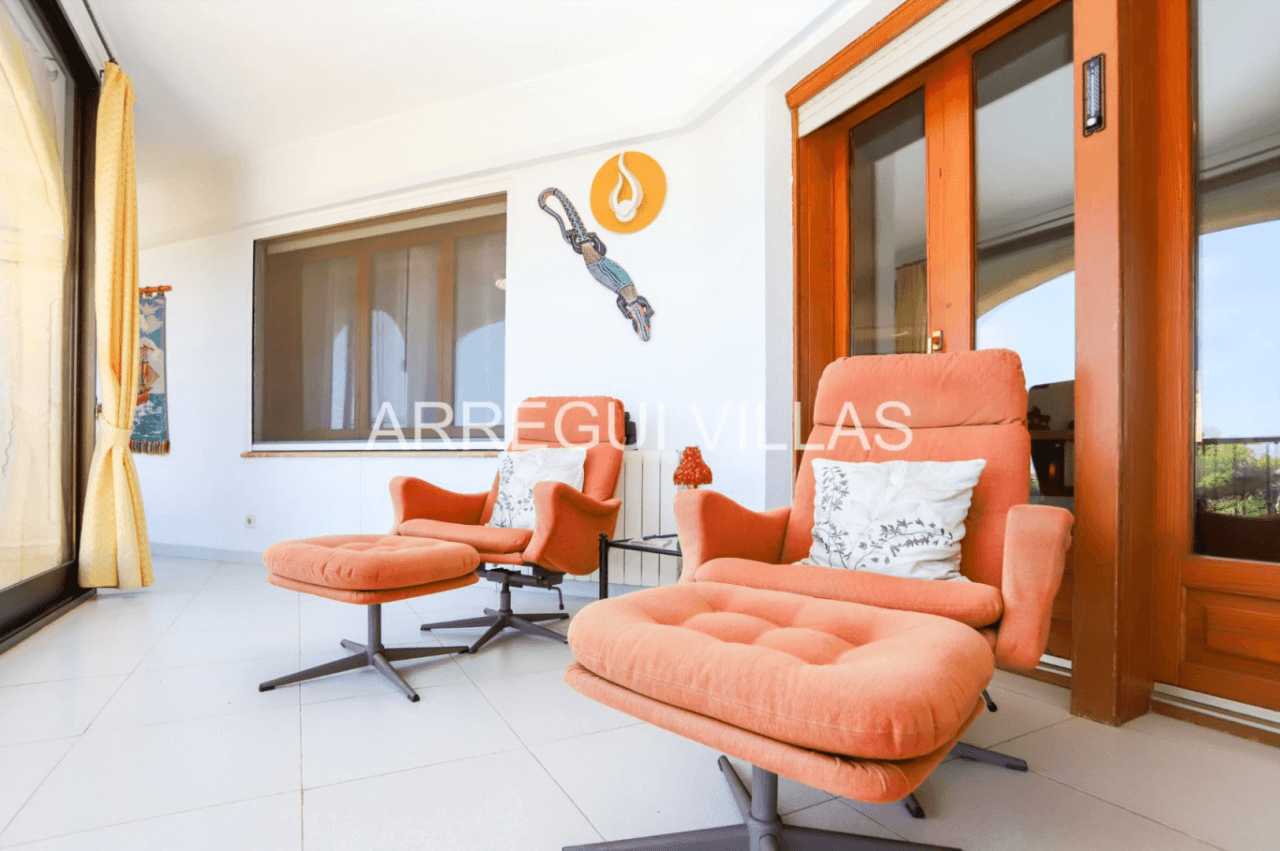Amplia villa con vistas abiertas en Dénia