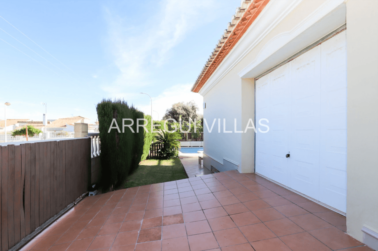 Chalet en venta de 3 dormitorios con piscina en Els Poblets