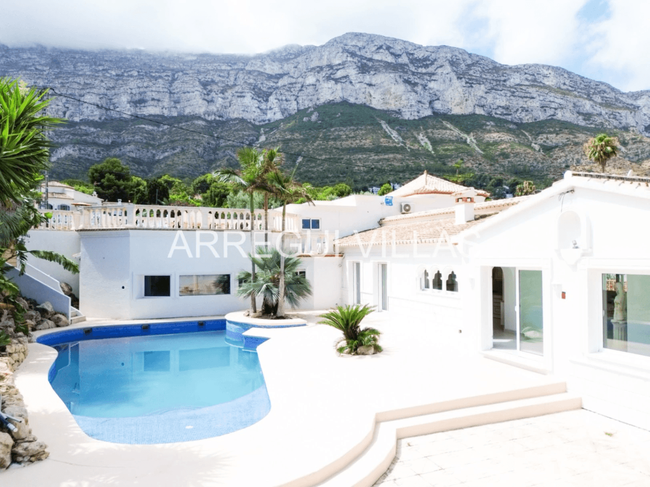 Amplia villa con vistas y sol en venta en Dénia - Montgó
