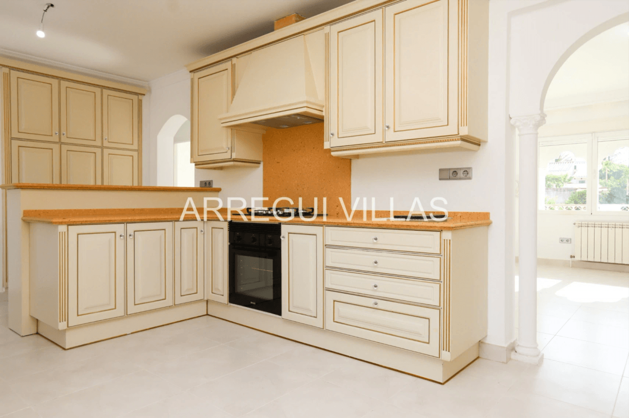 Amplia villa con vistas y sol en venta en Dénia - Montgó
