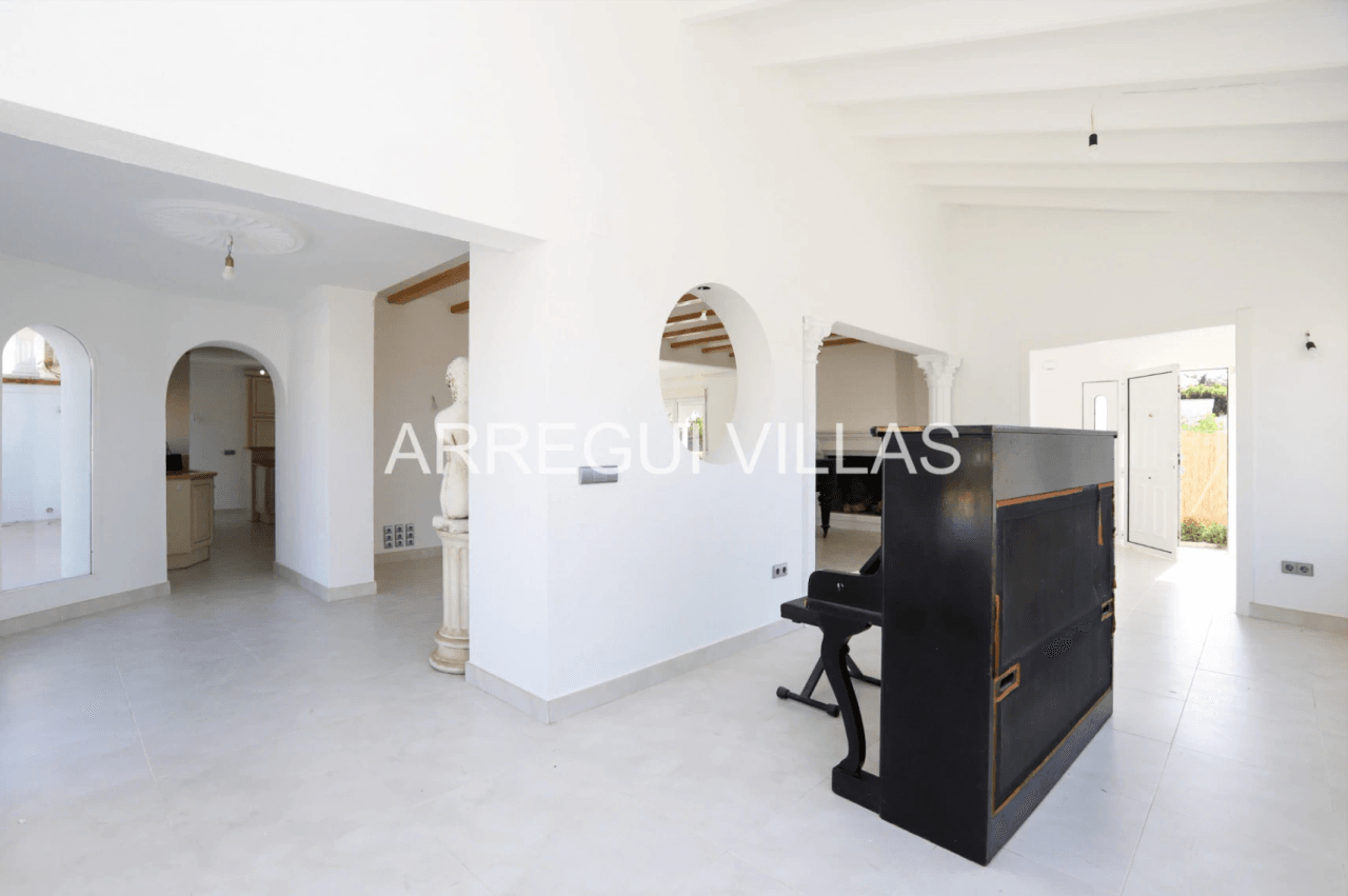 Amplia villa con vistas y sol en venta en Dénia - Montgó