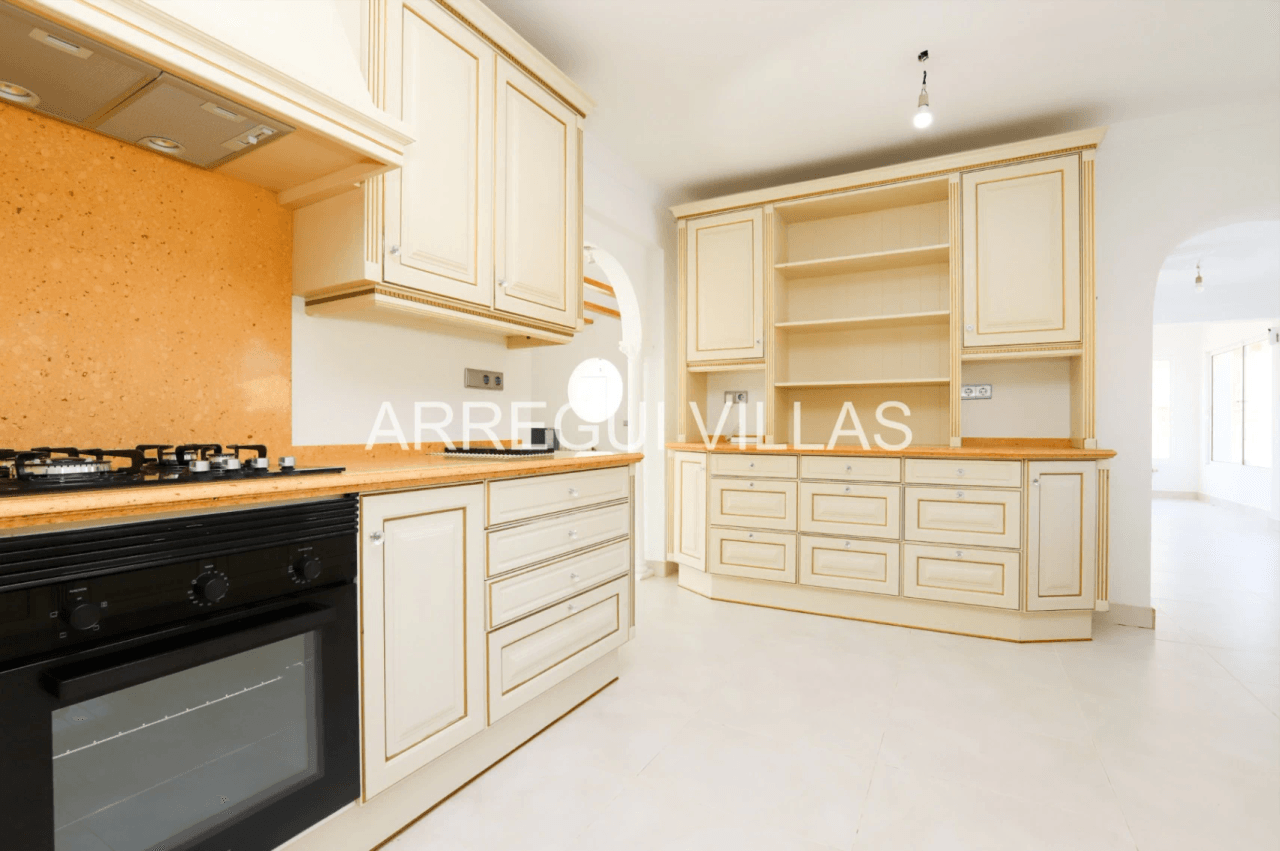 Amplia villa con vistas y sol en venta en Dénia - Montgó