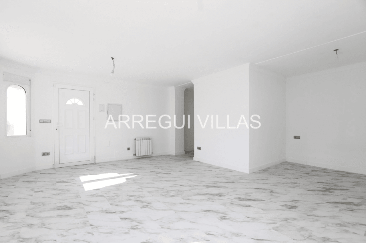 Amplia villa con vistas y sol en venta en Dénia - Montgó