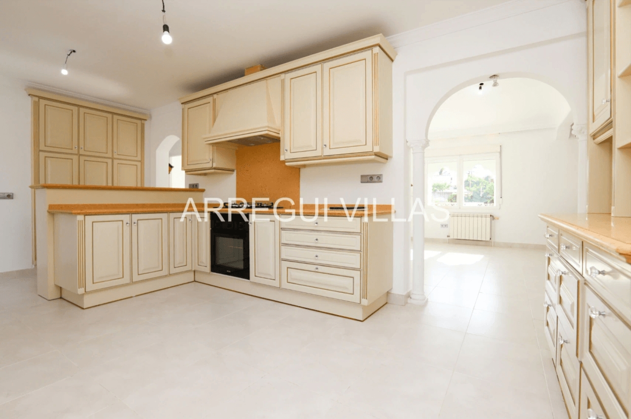 Amplia villa con vistas y sol en venta en Dénia - Montgó