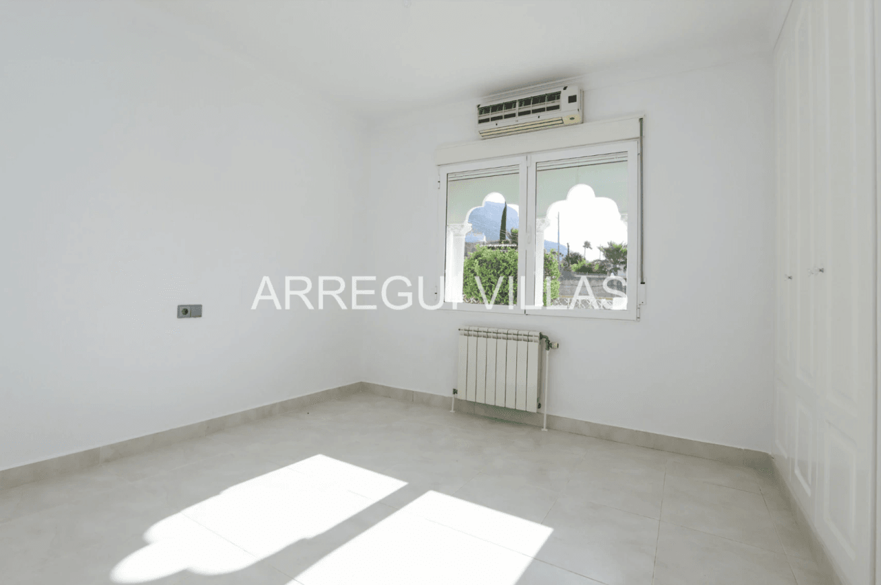 Amplia villa con vistas y sol en venta en Dénia - Montgó