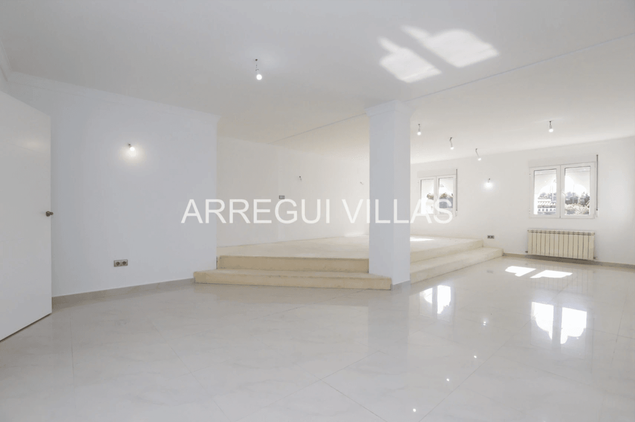 Amplia villa con vistas y sol en venta en Dénia - Montgó