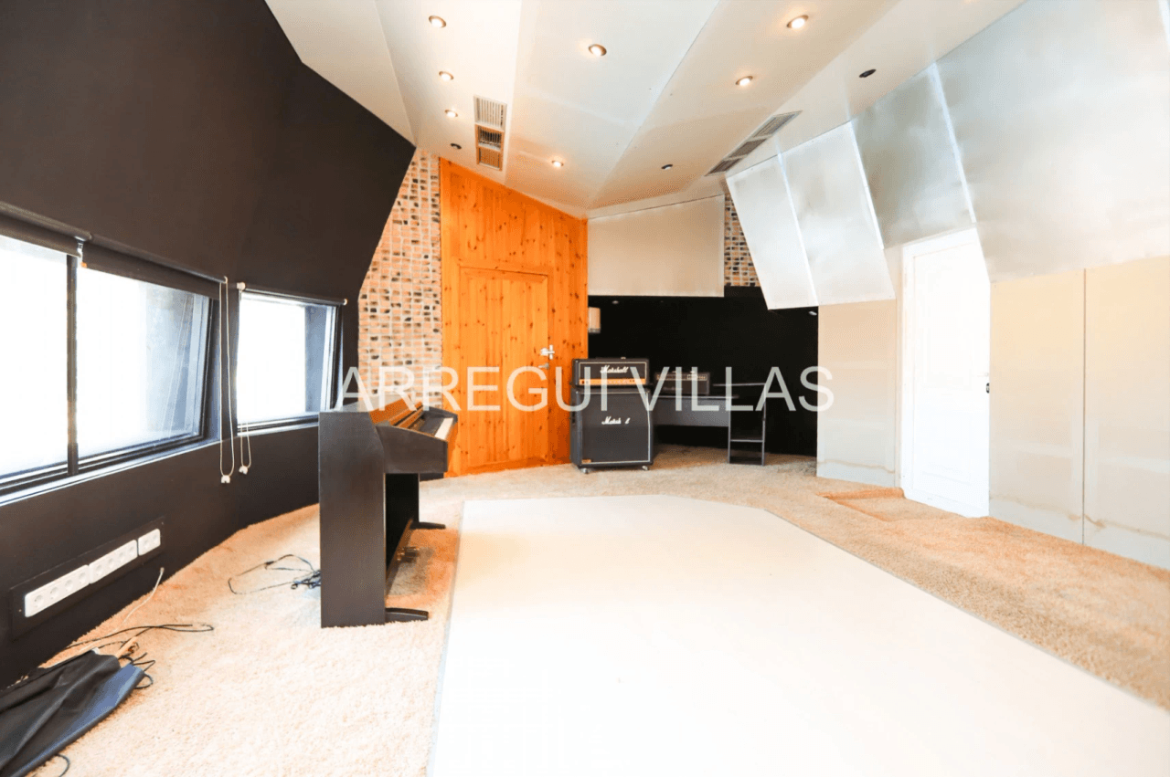 Amplia villa con vistas y sol en venta en Dénia - Montgó