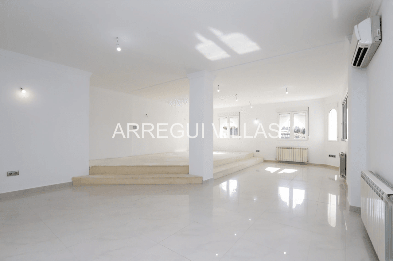Amplia villa con vistas y sol en venta en Dénia - Montgó