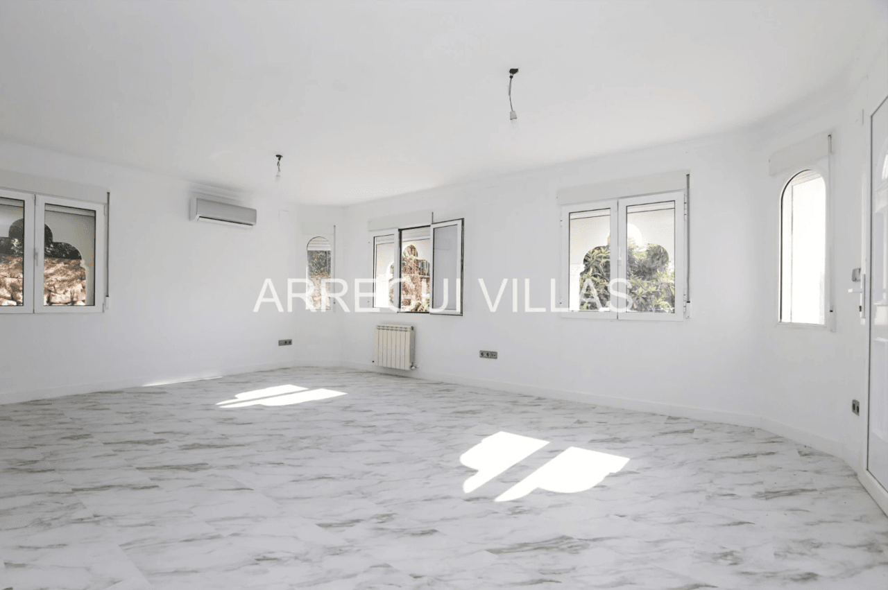 Amplia villa con vistas y sol en venta en Dénia - Montgó