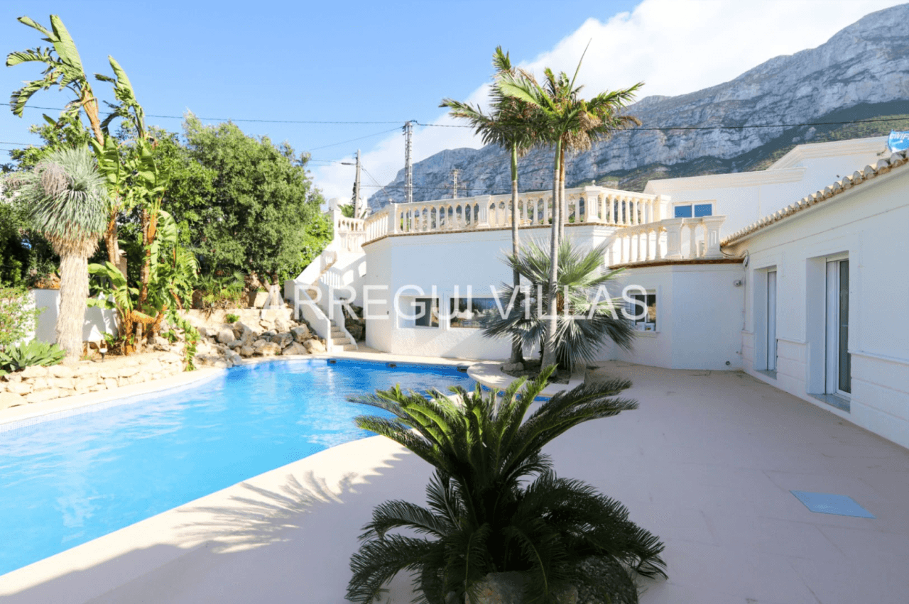 Amplia villa con vistas y sol en venta en Dénia - Montgó