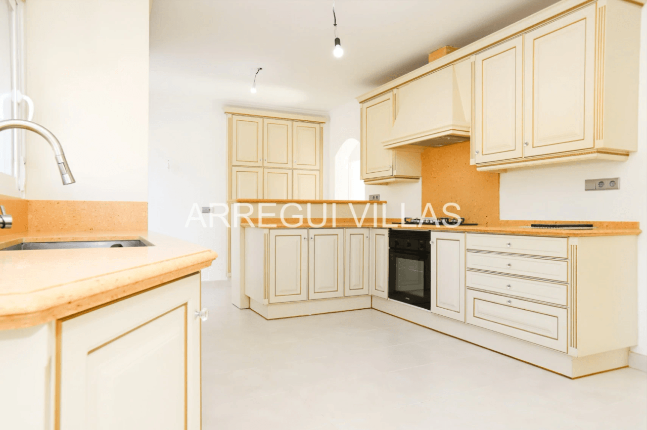 Amplia villa con vistas y sol en venta en Dénia - Montgó