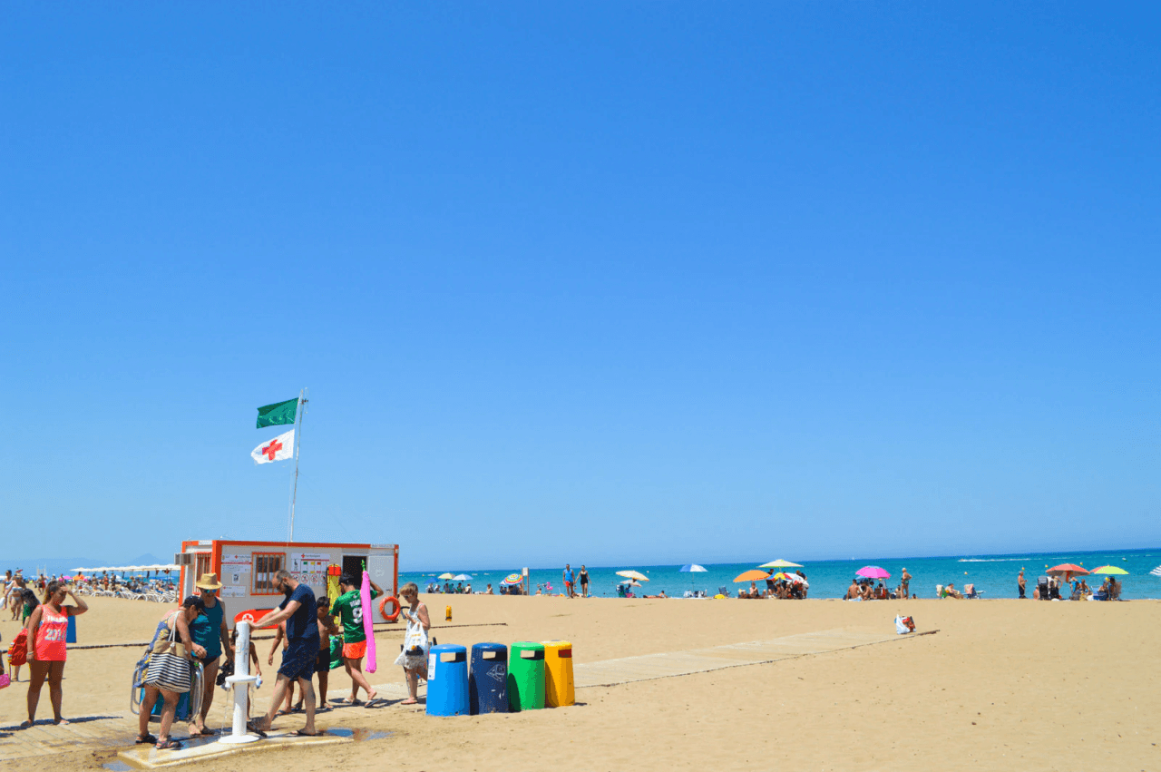 Apartamento de 2 dormitorios con vistas al mar en venta en zona Las Brisas