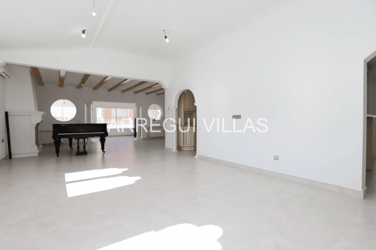 Amplia villa con vistas y sol en venta en Dénia - Montgó