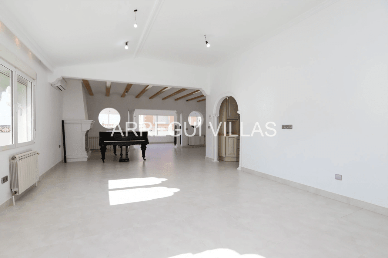 Amplia villa con vistas y sol en venta en Dénia - Montgó