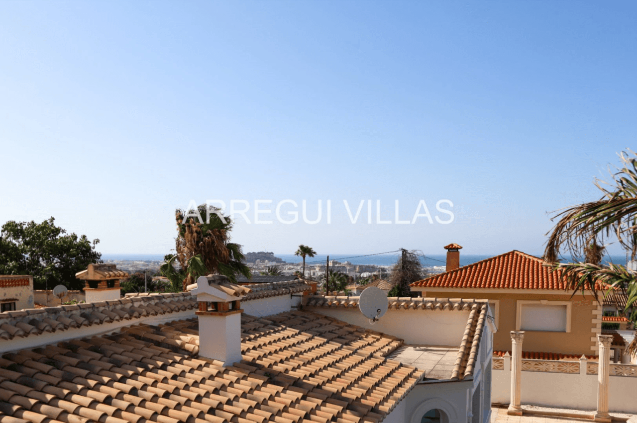 Amplia villa con vistas y sol en venta en Dénia - Montgó